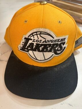 Los Angeles Lakers Yellow & Black Embroidered Snapback Hat